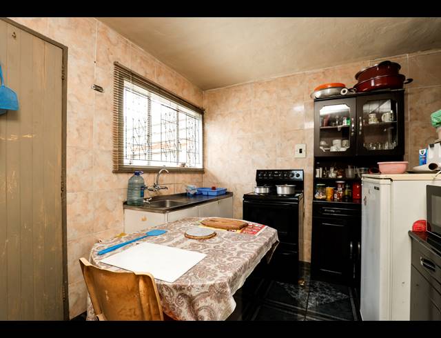 2 BEDROOM FREEHOLD FOR SALE IN EASTBURY